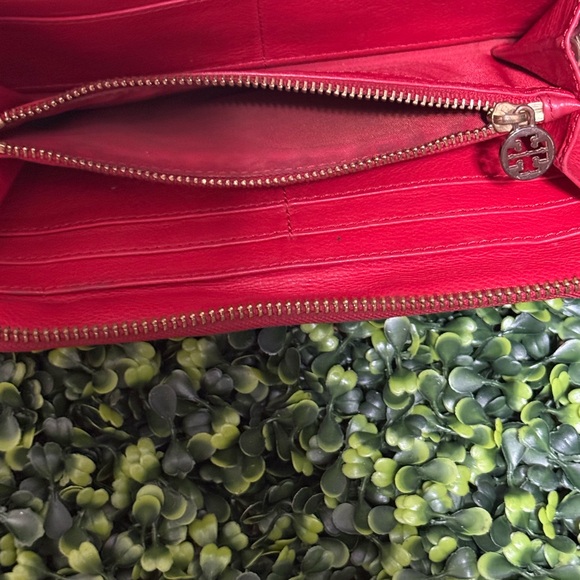TORY BURCH RED LEATHER ZIPPY WALLET HOST PICK!! - Picture 4 of 7